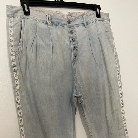 Free People Boho Chambray Button Fly Hi Rise Crochet Trim Cropped pants Size 31 - Picture 3 of 9